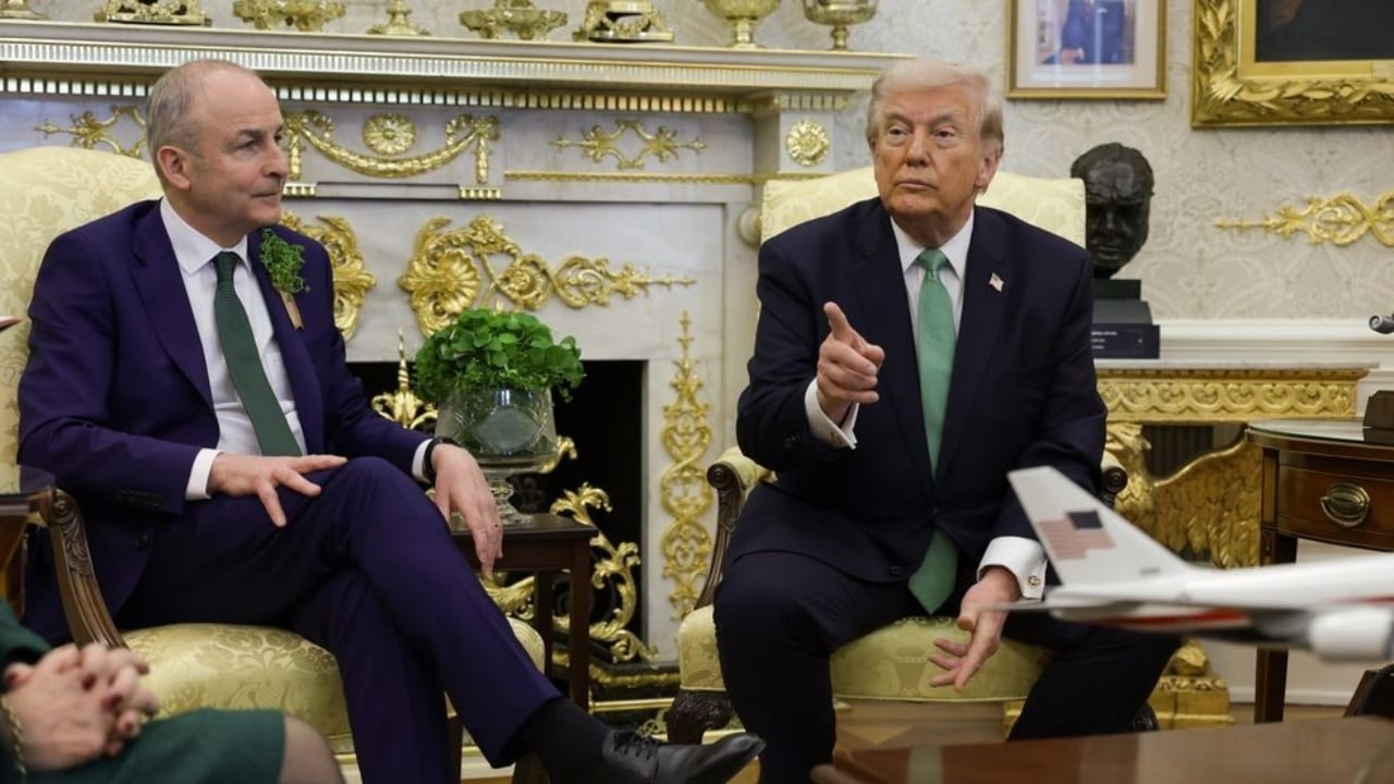 Foto - Trump’la görüşen İrlanda Başbakanı’ndan ağızları açık bırakan hareket! Elini tükürükleyip öyle bir şey yaptı ki...