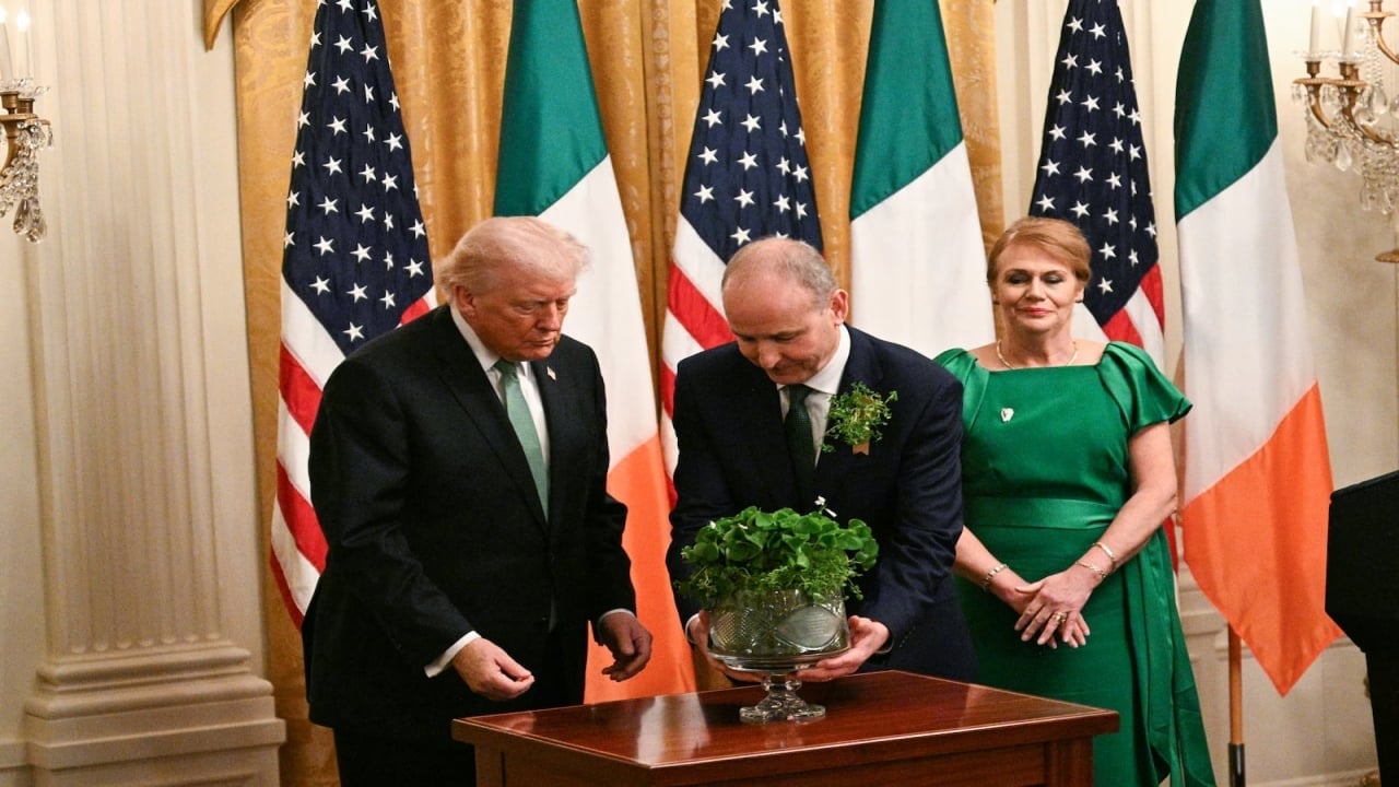 Foto - Trump’la görüşen İrlanda Başbakanı’ndan ağızları açık bırakan hareket! Elini tükürükleyip öyle bir şey yaptı ki...