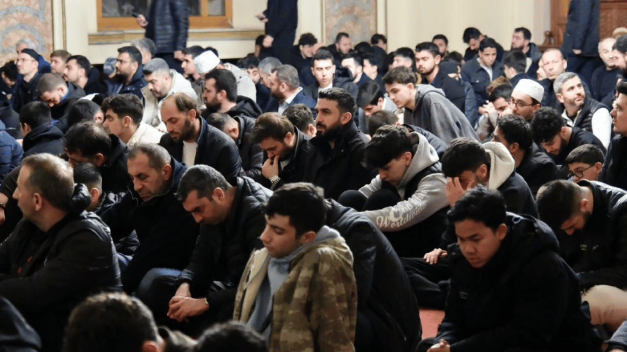 TÜGVA İstanbul’dan Seher Vakti Buluşması: 1453 Genç Dolmabahçe Camii’nde