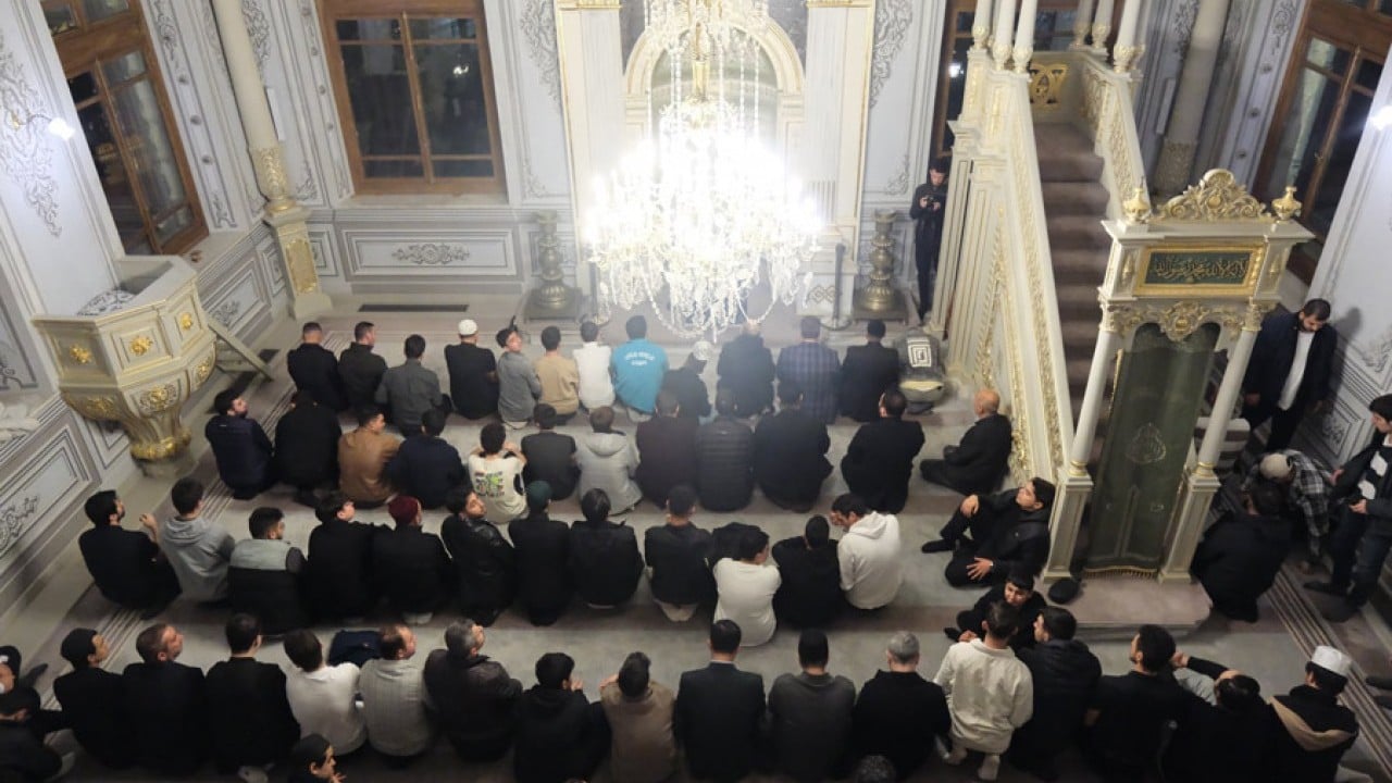 TÜGVA’lı gençler Teşvikiye Camii’nde sabah namazında buluştu