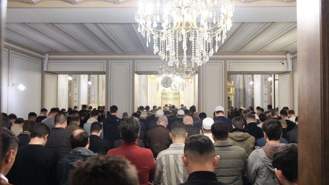 Foto - TÜGVA’lı gençler Teşvikiye Camii’nde sabah namazında buluştu