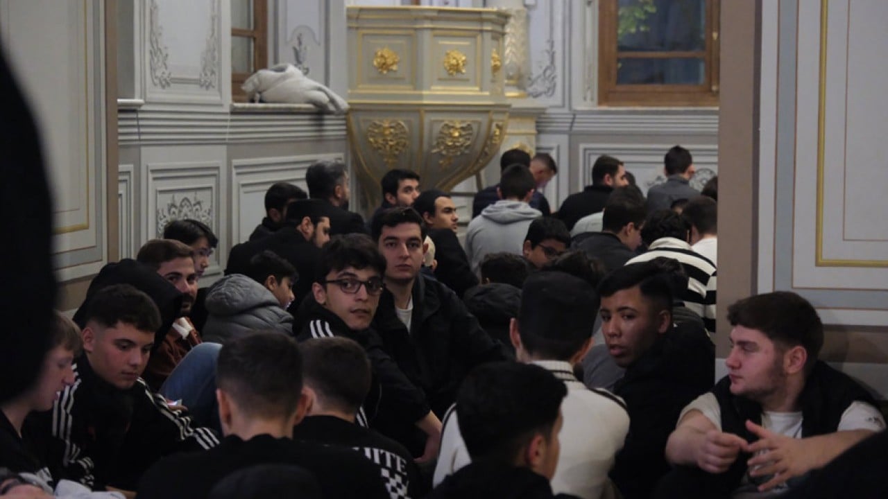 Foto - TÜGVA’lı gençler Teşvikiye Camii’nde sabah namazında buluştu