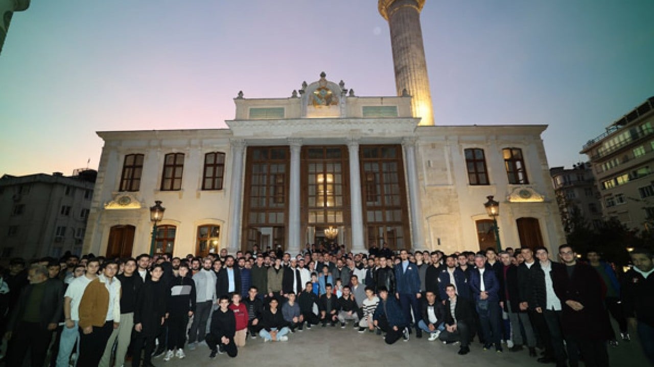 Foto - TÜGVA’lı gençler Teşvikiye Camii’nde sabah namazında buluştu