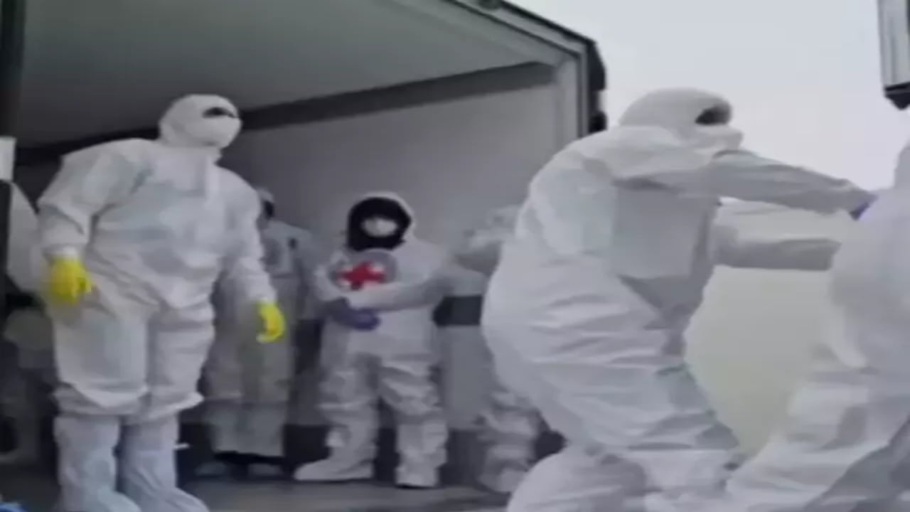 Foto - Tüm dünya bu görüntüleri konuşuyor! Dikkat çeken İstanbul detayı: Naaşları TIR’ların içinde getirdiler