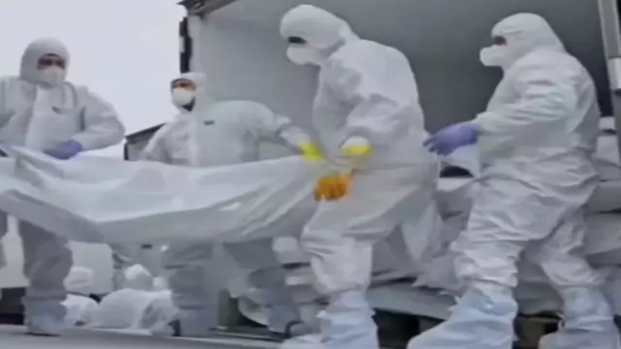 Foto - Tüm dünya bu görüntüleri konuşuyor! Dikkat çeken İstanbul detayı: Naaşları TIR’ların içinde getirdiler