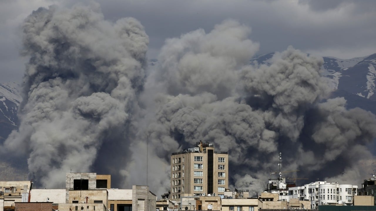 Foto - Tüm dünyaya duyuruldu: İran Kızılayı: ABD-İsrail, Tahran'daki Kızılay binasını ve hastanelerin çevresini vuruyor