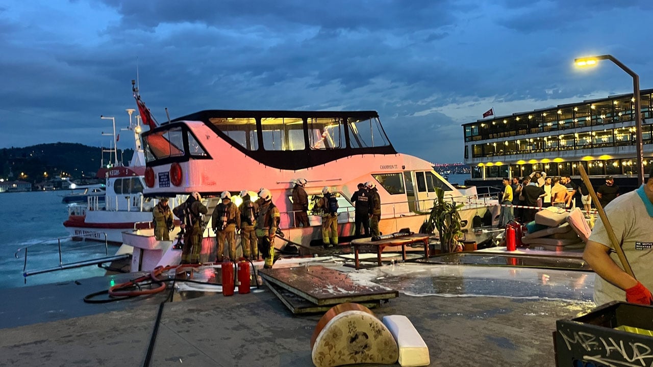 Foto - Tur teknesi yandı! Bebek Sahili’nde alevler yükseldi
