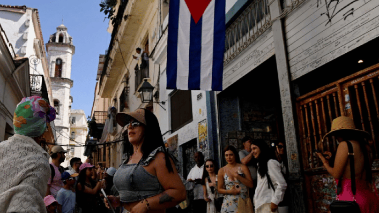 Turistler ülkeyi terk ediyor! Elektrik kesildi! Uçuşlar iptal! Oteller kapandı