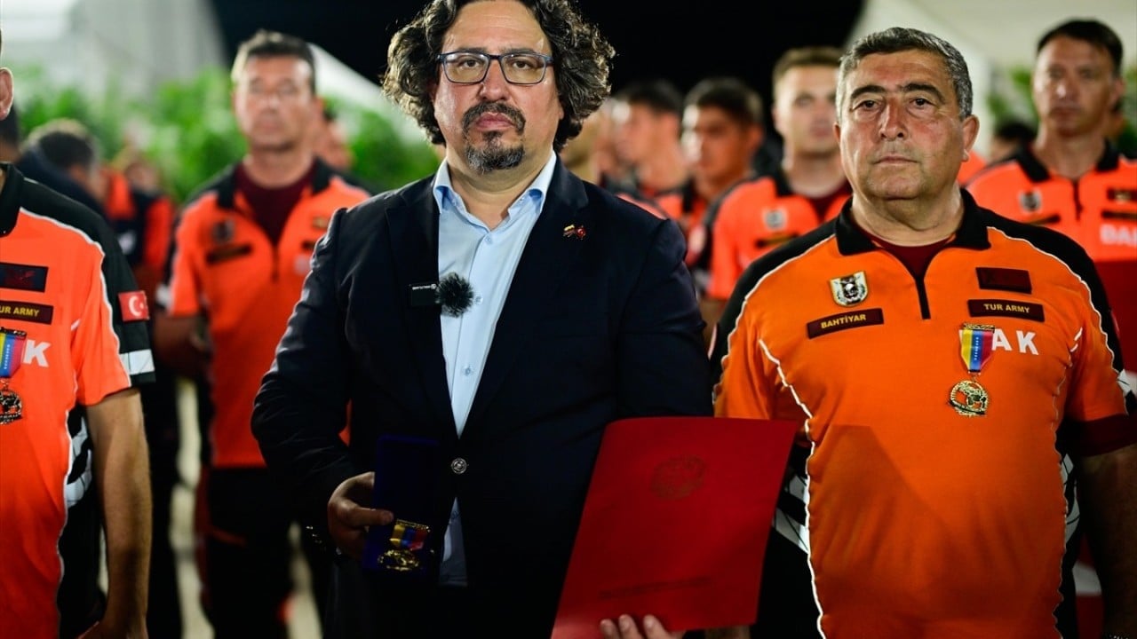 Foto - Türk arama kurtarma ekiplerine kahramanlık nişanı