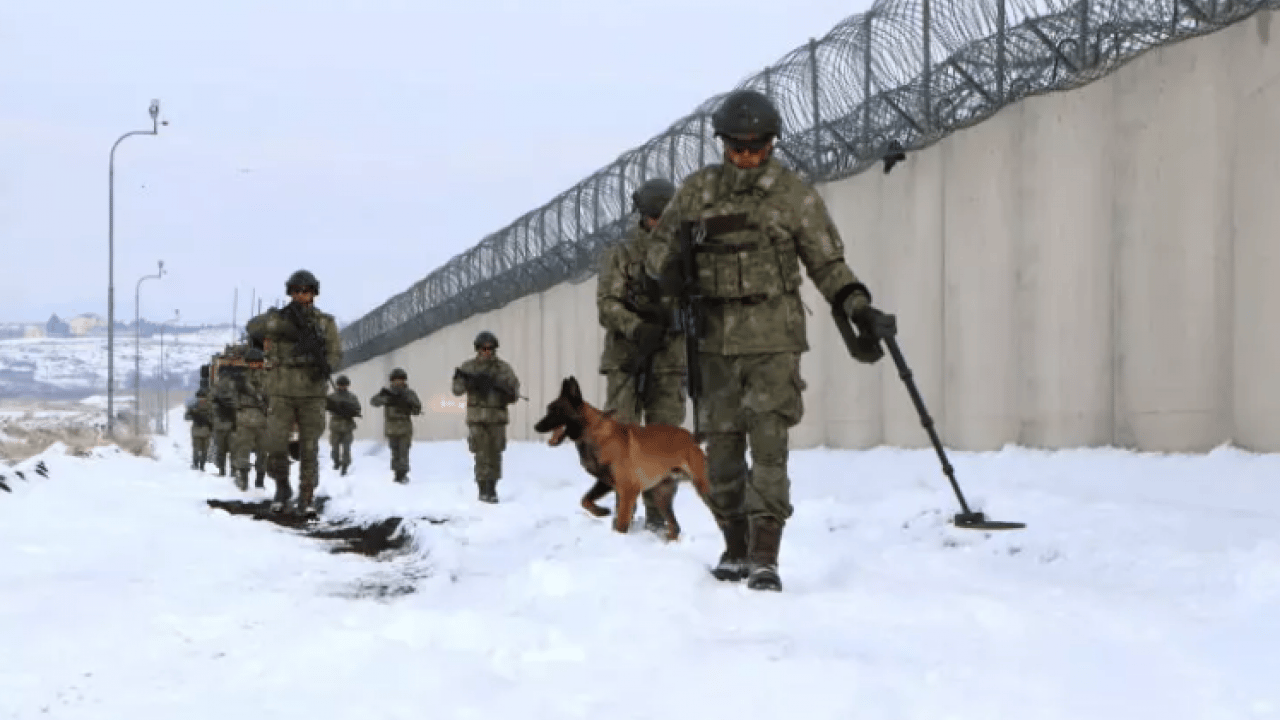 Türkiye sınıra duvar örüyor! Mehmetçiğin elleri tetikte!