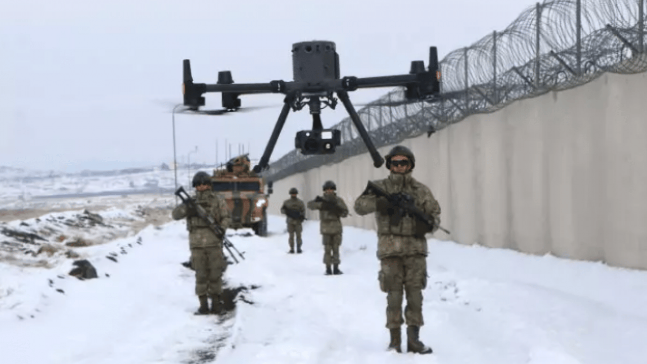 Foto - Türkiye sınıra duvar örüyor! Mehmetçiğin elleri tetikte!