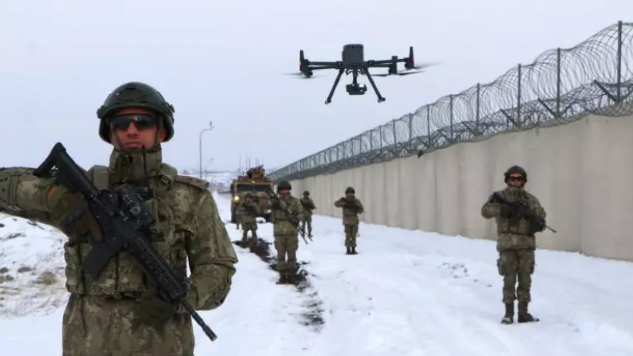 Foto - Türkiye sınıra duvar örüyor! Mehmetçiğin elleri tetikte!