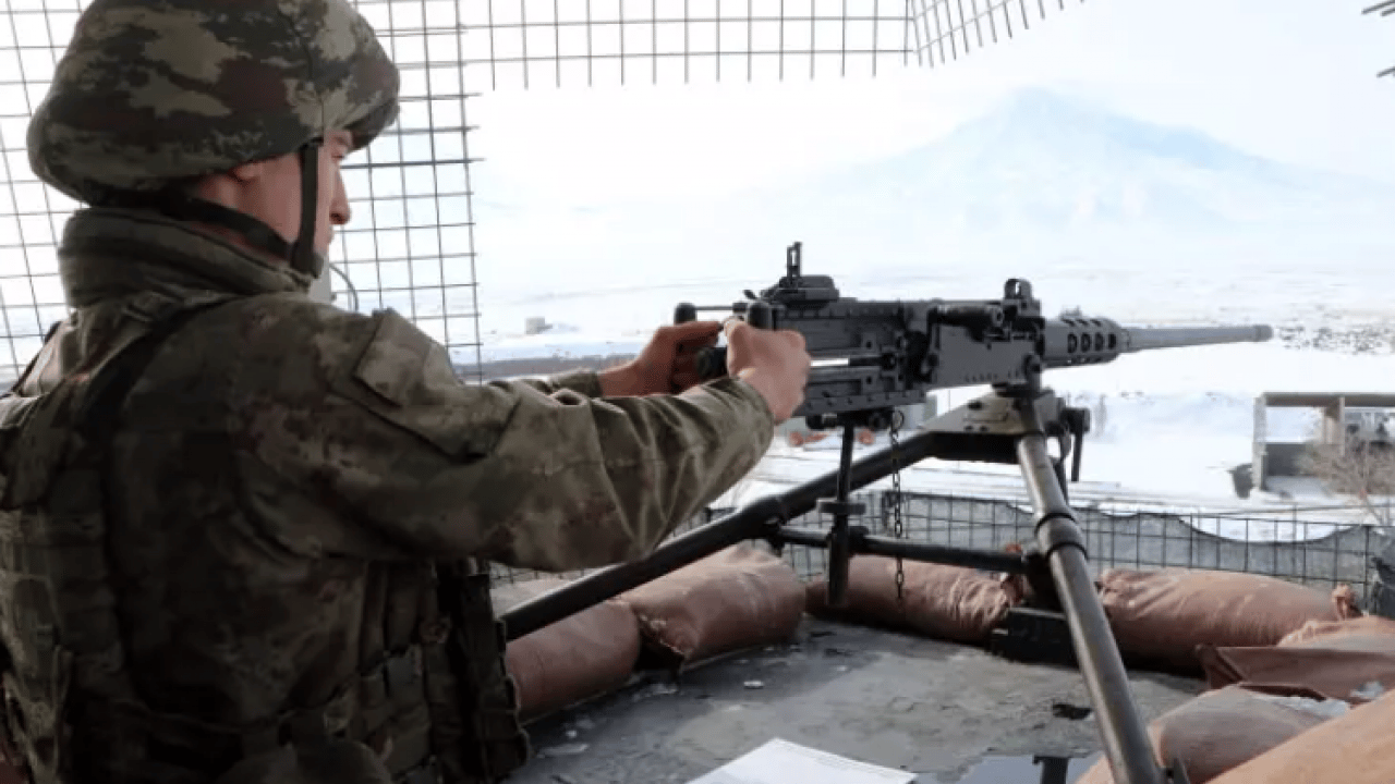 Foto - Türkiye sınıra duvar örüyor! Mehmetçiğin elleri tetikte!