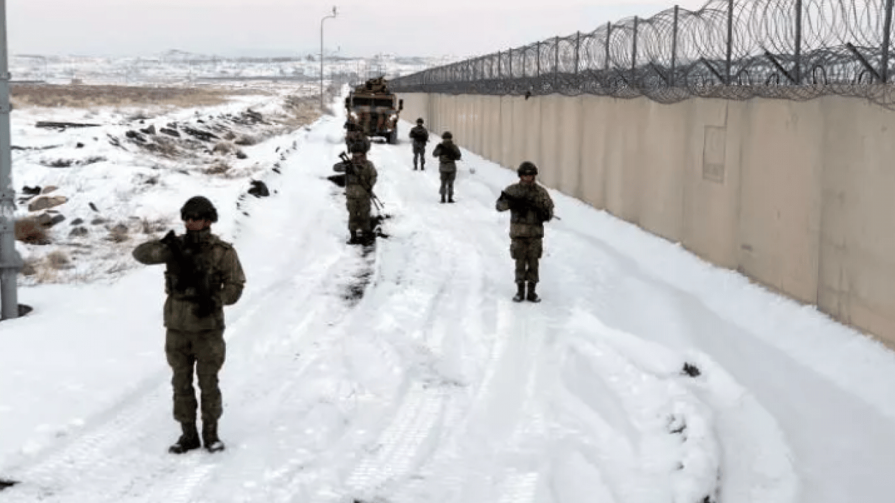Foto - Türkiye sınıra duvar örüyor! Mehmetçiğin elleri tetikte!