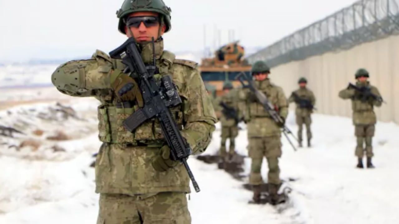 Foto - Türkiye sınıra duvar örüyor! Mehmetçiğin elleri tetikte!