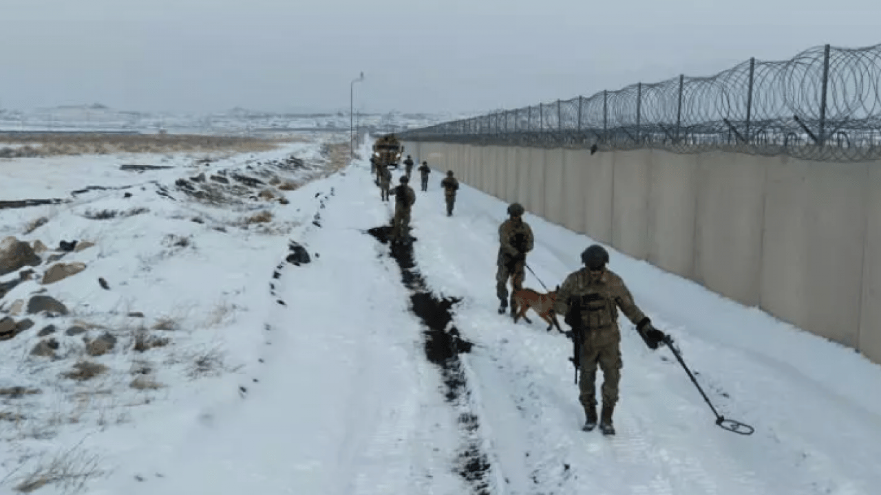 Foto - Türkiye sınıra duvar örüyor! Mehmetçiğin elleri tetikte!