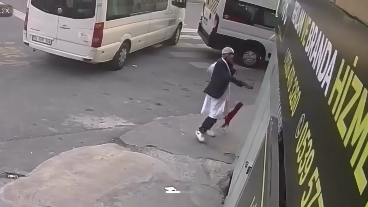 Foto - Türk bayrağına saldıran şahıs yakalandı Mazeretim var dengesizim ben!