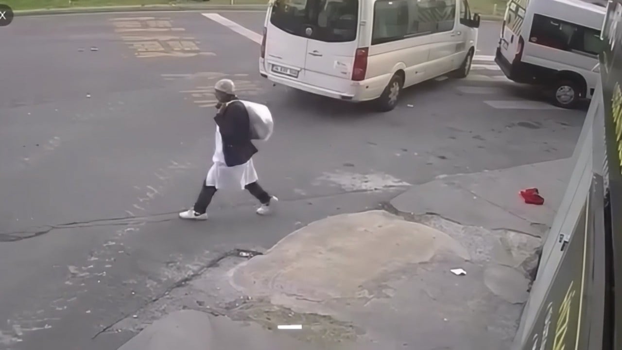 Foto - Türk bayrağına saldıran şahıs yakalandı Mazeretim var dengesizim ben!