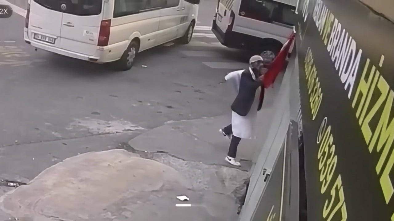 Foto - Türk bayrağına saldıran şahıs yakalandı Mazeretim var dengesizim ben!