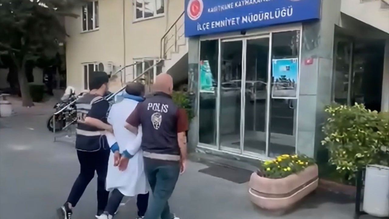 Türk bayrağına saldıran şahıs yakalandı Mazeretim var dengesizim ben!