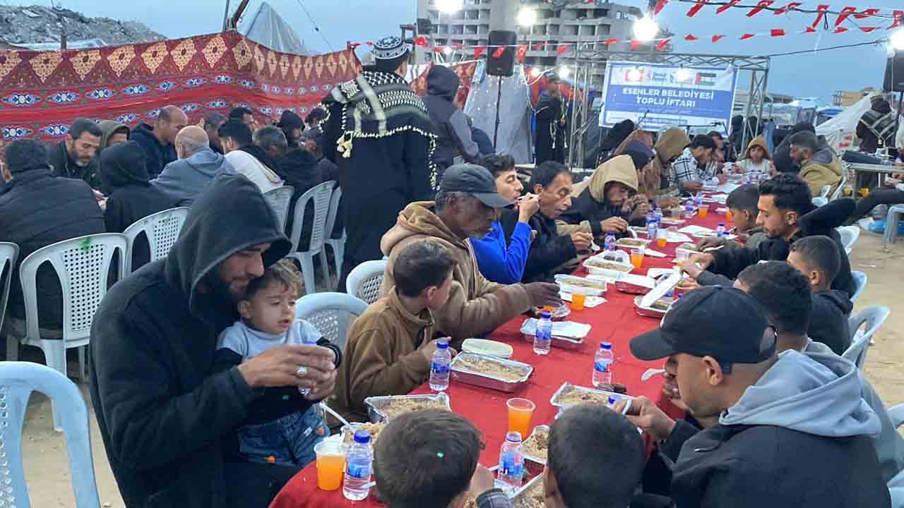 Foto - Türk bayrakları altında iftar yaptılar: Esenler’den Gazze’ye 10 bin kişilik iftar sofrası