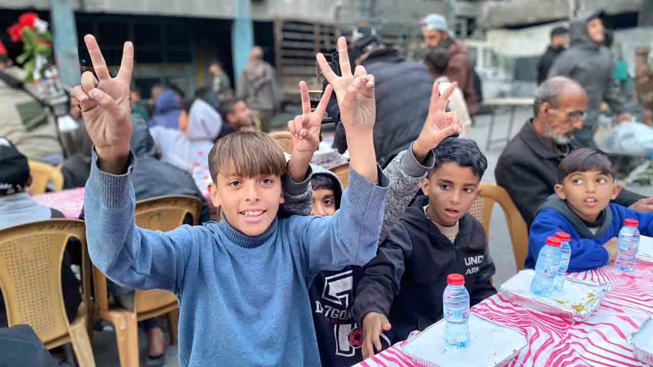 Foto - Türk bayrakları altında iftar yaptılar: Esenler’den Gazze’ye 10 bin kişilik iftar sofrası