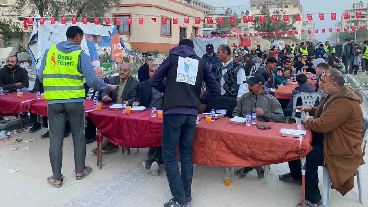Türk bayrakları altında iftar yaptılar: Esenler’den Gazze’ye 10 bin kişilik iftar sofrası