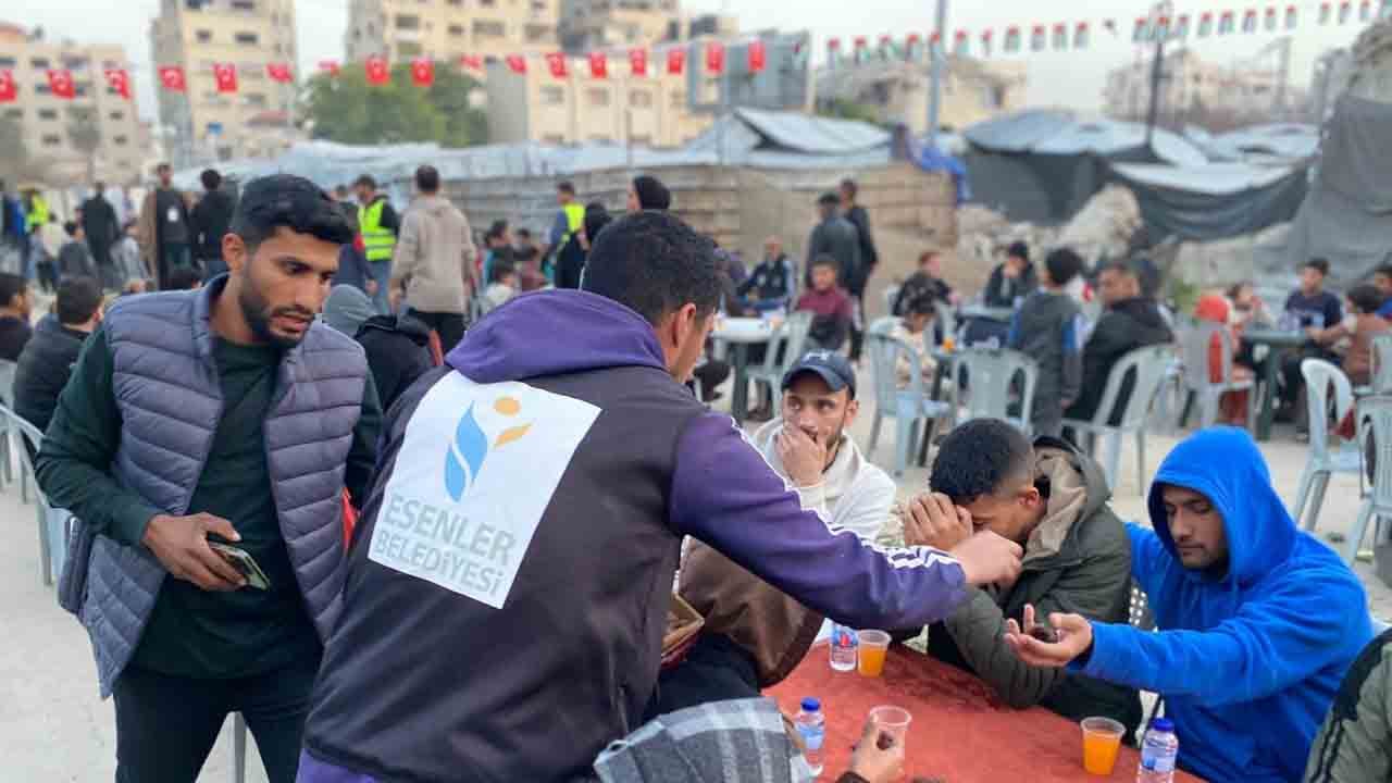 Foto - Türk bayrakları altında iftar yaptılar: Esenler’den Gazze’ye 10 bin kişilik iftar sofrası