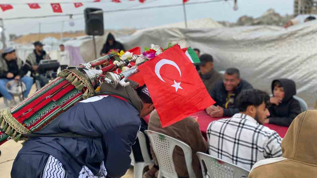Foto - Türk bayrakları altında iftar yaptılar: Esenler’den Gazze’ye 10 bin kişilik iftar sofrası