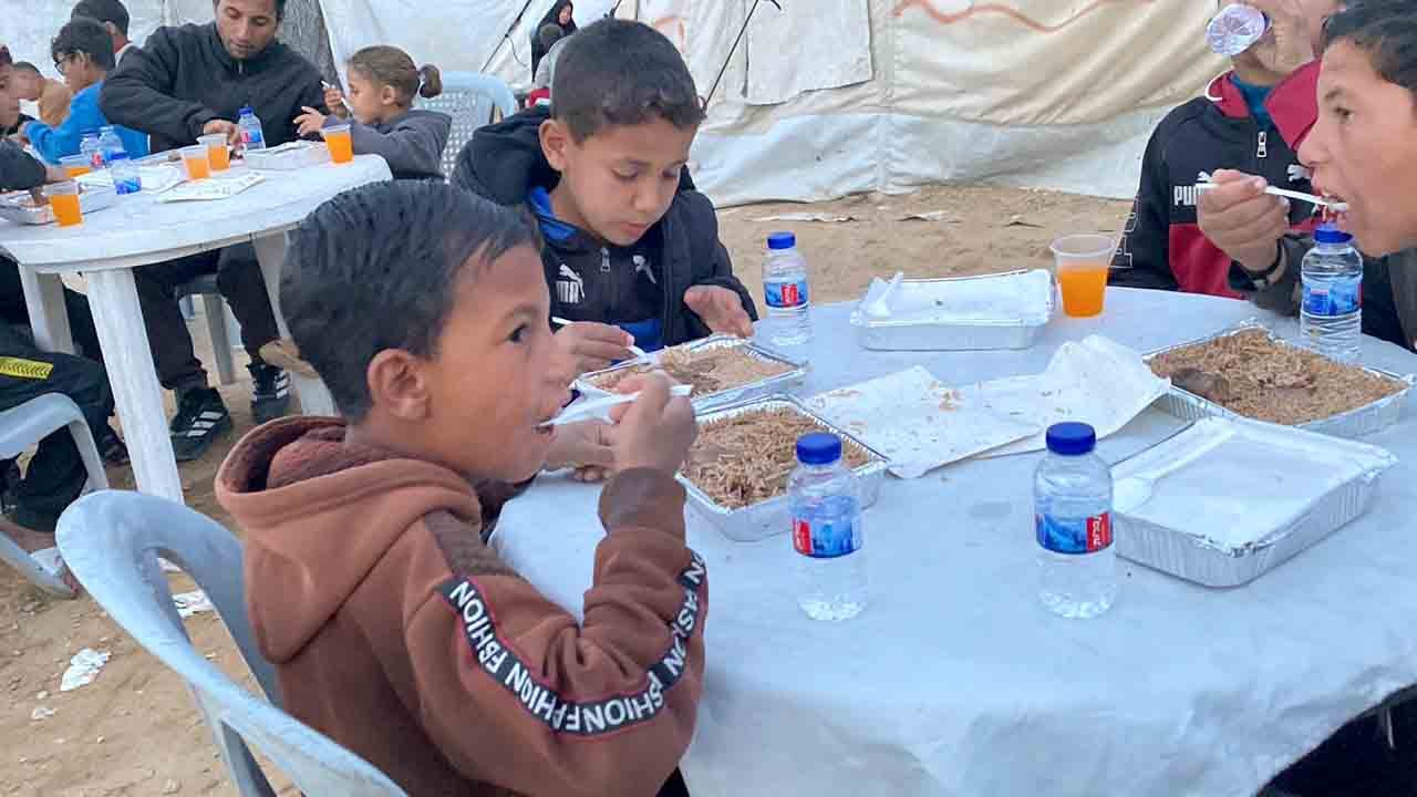 Foto - Türk bayrakları altında iftar yaptılar: Esenler’den Gazze’ye 10 bin kişilik iftar sofrası