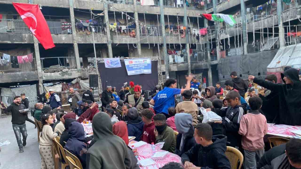 Foto - Türk bayrakları altında iftar yaptılar: Esenler’den Gazze’ye 10 bin kişilik iftar sofrası