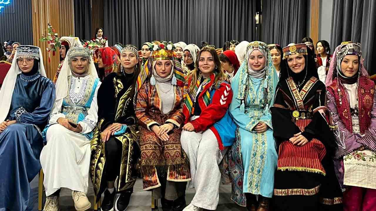 Foto - Türk dünyası kızları Bursa’da Türkistan Akademi Kampında buluştu
