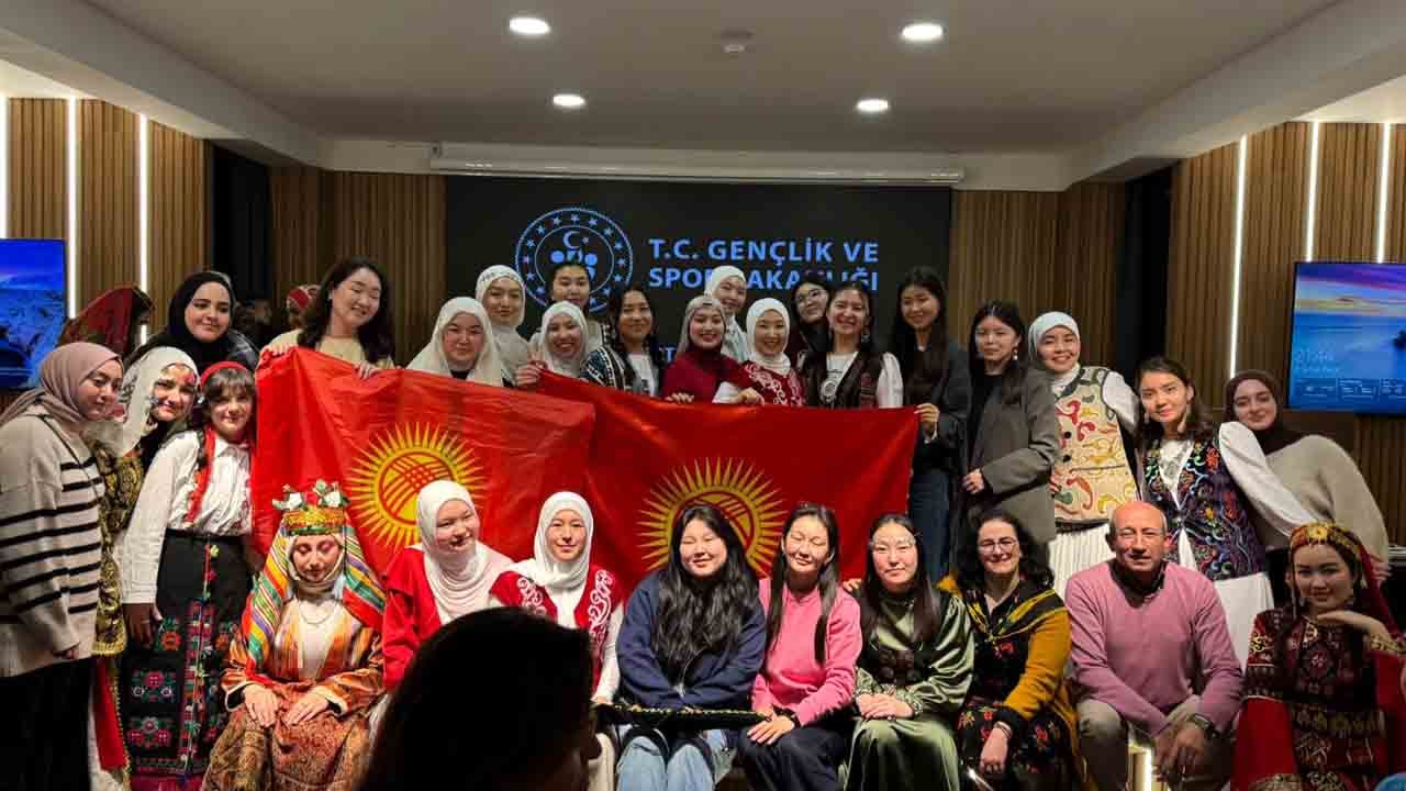 Türk dünyası kızları Bursa’da Türkistan Akademi Kampında buluştu