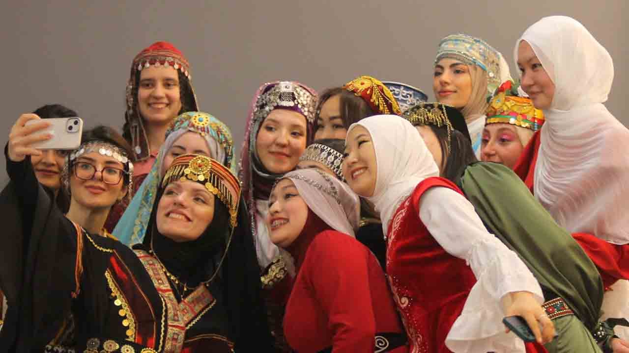 Foto - Türk dünyası kızları Bursa’da Türkistan Akademi Kampında buluştu