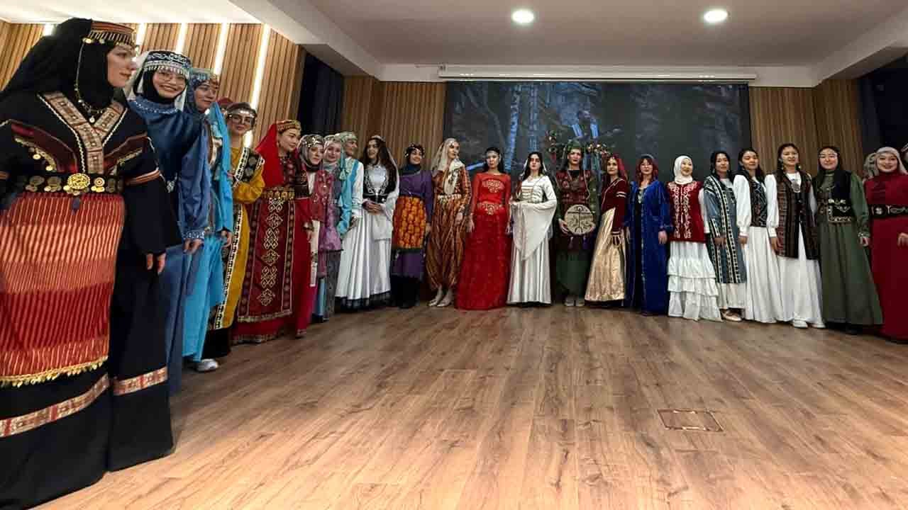 Foto - Türk dünyası kızları Bursa’da Türkistan Akademi Kampında buluştu