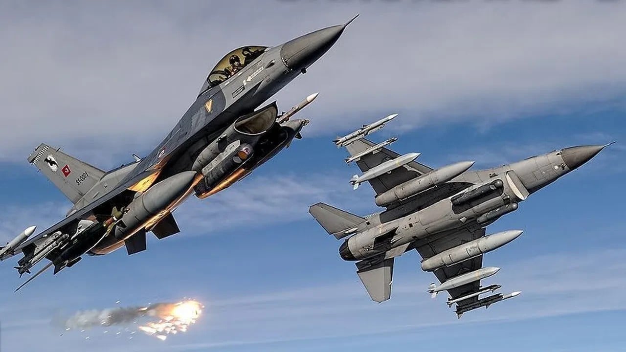 Foto - Türk F-16 savaş uçakları peş peşe havalanınca deliye döndüler: Jetlerin kontrolü kaybedildi, bu tez çöktü