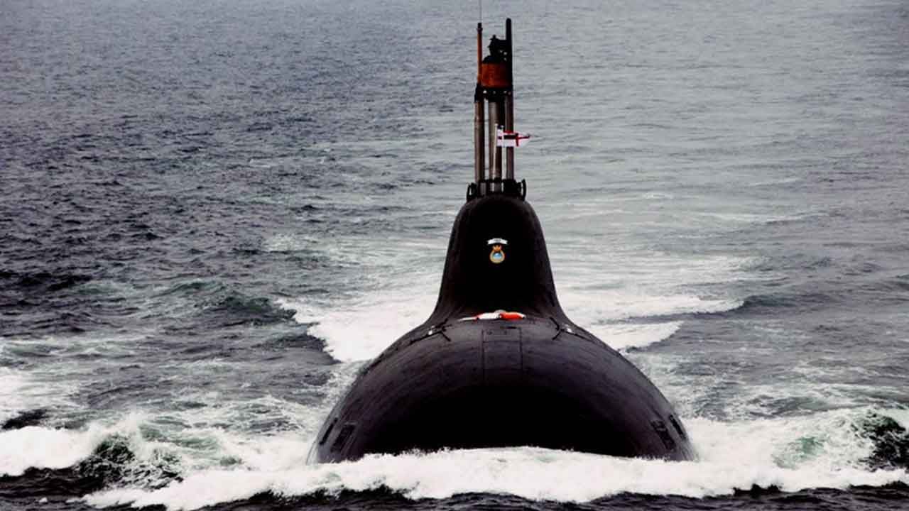 Foto - 'Türk İHA'larını vuracağız' diyorlardı! Nükleer balistik füze denizaltısı ve savaş gemisini suya indirdiler