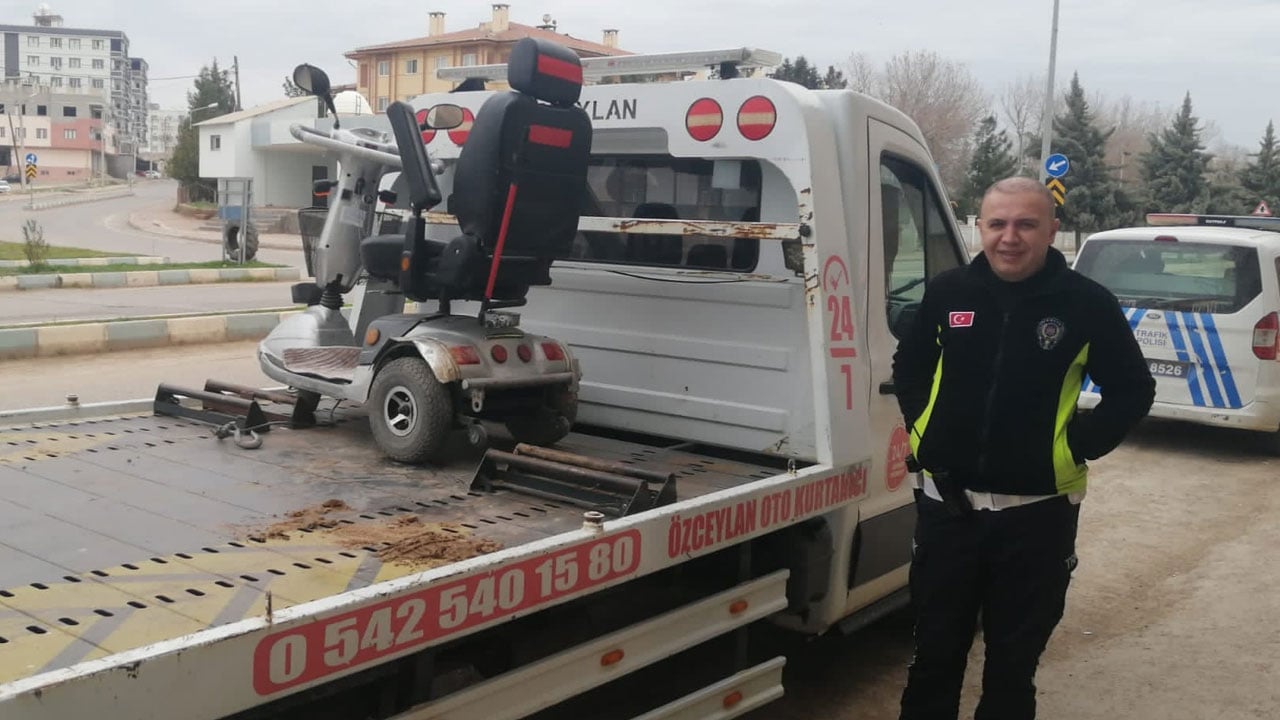 Foto - Türk polisi yürekleri ısıttı: Yolda tekeri patlayan engelli polisin kucağında sınava yetişti 