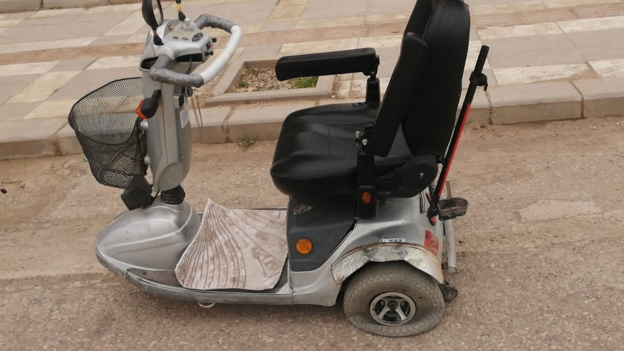 Foto - Türk polisi yürekleri ısıttı: Yolda tekeri patlayan engelli polisin kucağında sınava yetişti 