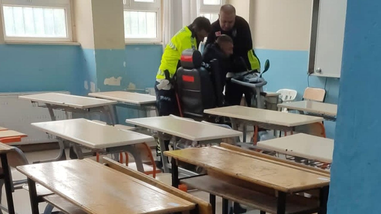 Foto - Türk polisi yürekleri ısıttı: Yolda tekeri patlayan engelli polisin kucağında sınava yetişti 