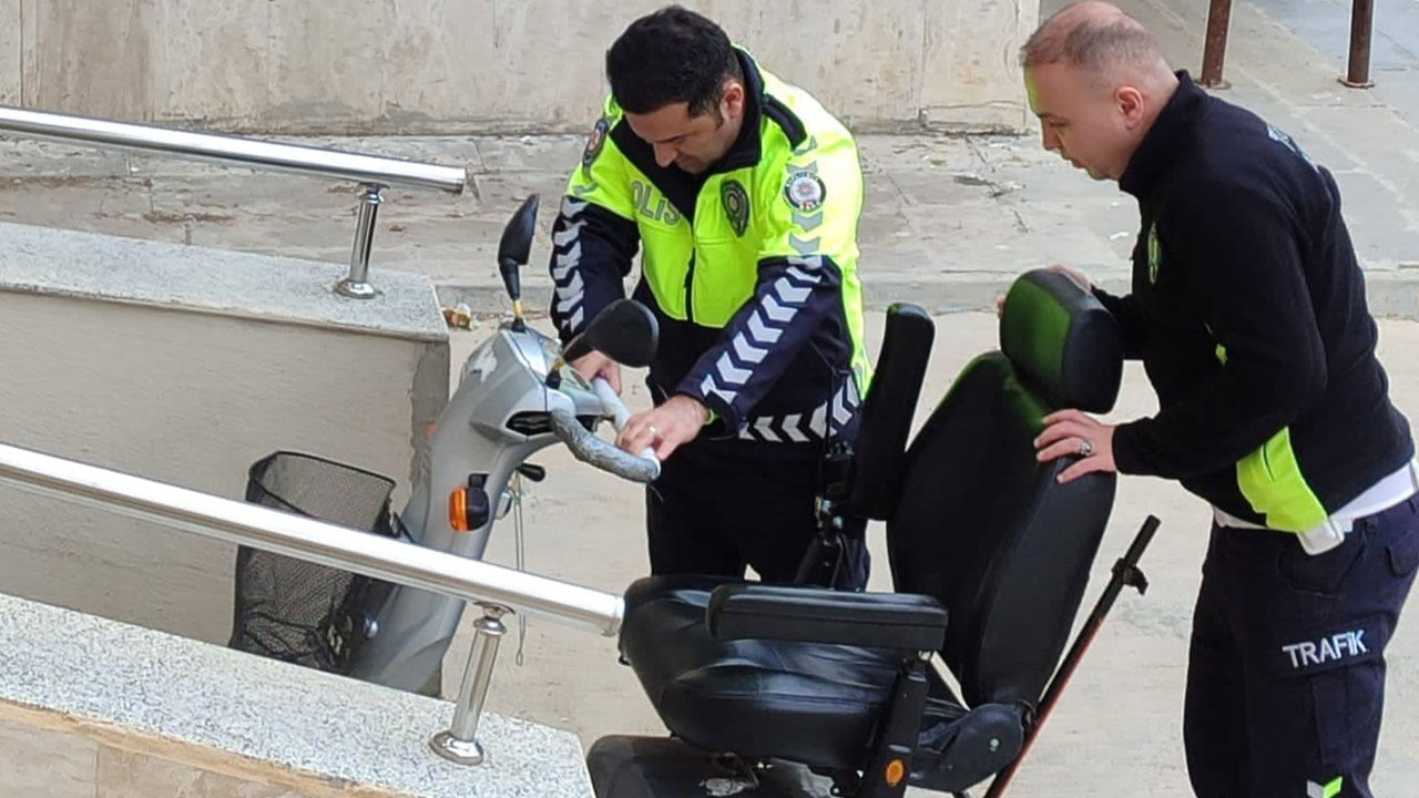 Foto - Türk polisi yürekleri ısıttı: Yolda tekeri patlayan engelli polisin kucağında sınava yetişti 