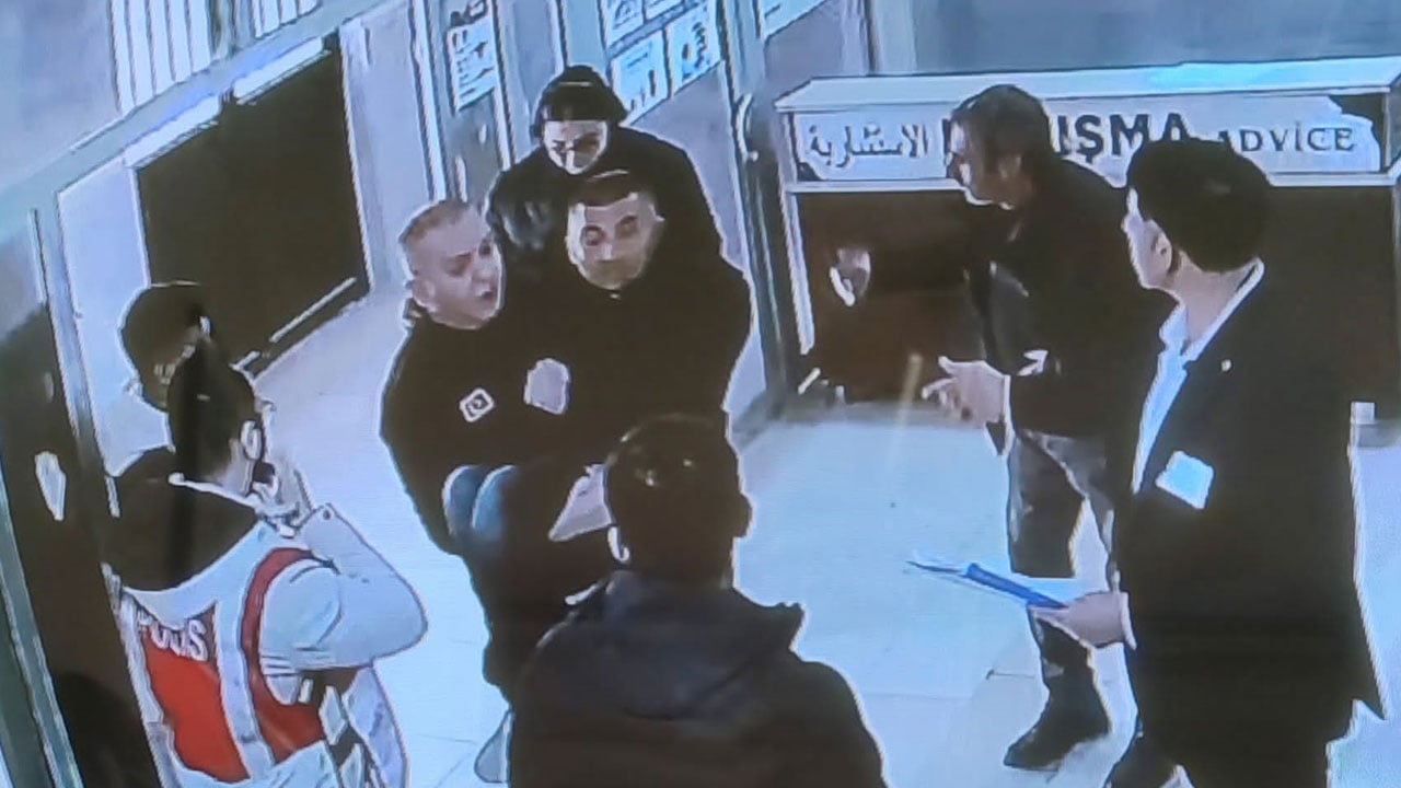 Foto - Türk polisi yürekleri ısıttı: Yolda tekeri patlayan engelli polisin kucağında sınava yetişti 