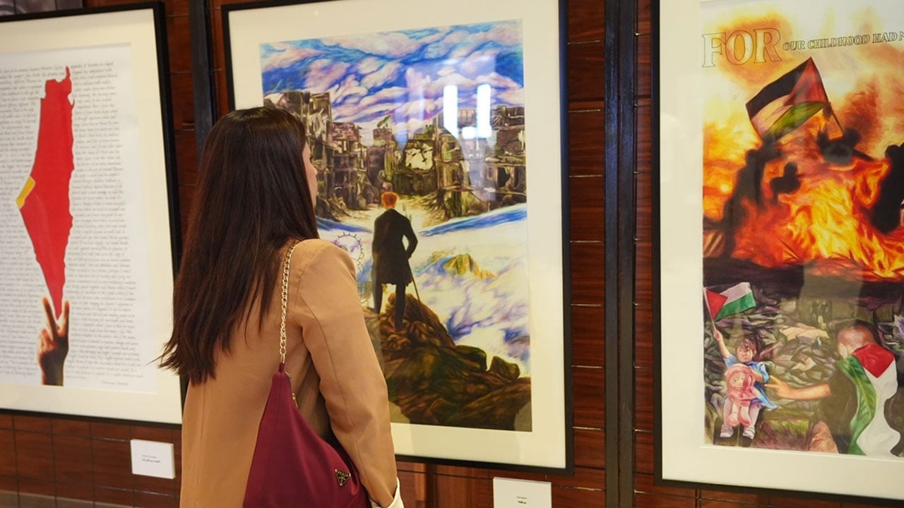 Foto - Türk sanatçı Aygeç'in ‘Sürgündeki Zeytin Ağacına Posterler’ sergisi Filistin'de açıldı