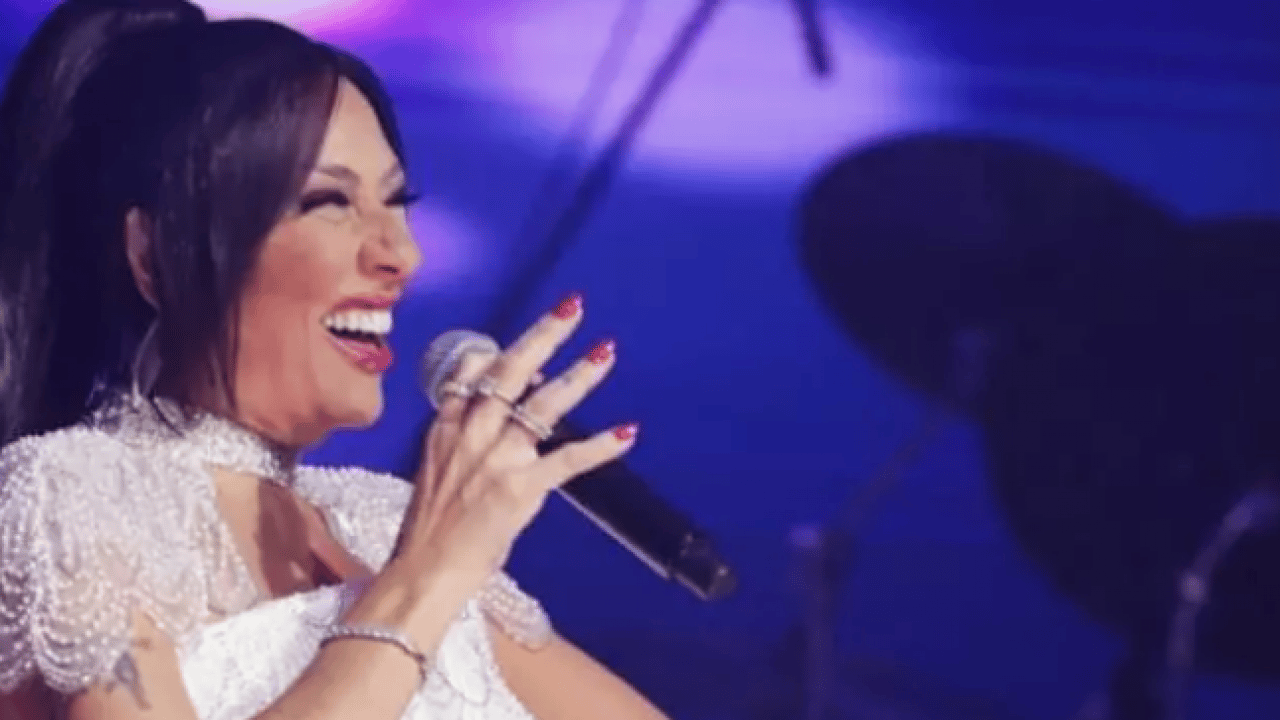 Foto - Türk şarkıcı Yunanistan'a alınmadı: 'Milli bir meseleymiş!'