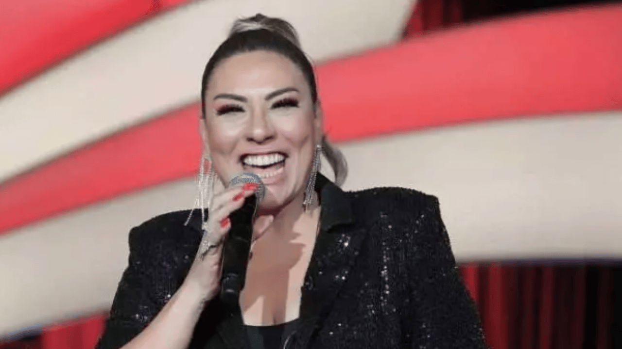 Foto - Türk şarkıcı Yunanistan'a alınmadı: 'Milli bir meseleymiş!'