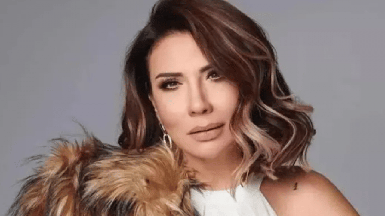 Foto - Türk şarkıcı Yunanistan'a alınmadı: 'Milli bir meseleymiş!'