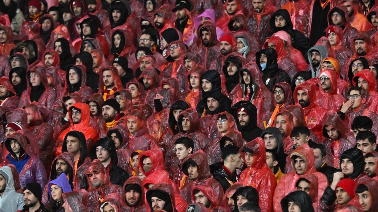 Foto - Turkcell Süper Kupa Finali'nde polise yağmurluk mu atıldı? Emniyet'ten açıklama geldi