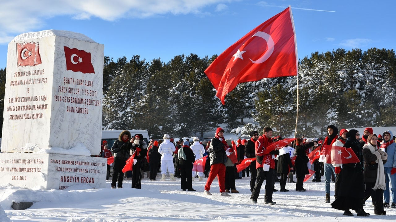 Foto - Türkiye, -17 derecede Sarıkamış'ta şehitleriyle yürüdü