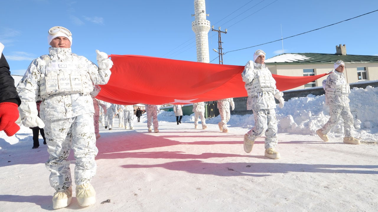 Foto - Türkiye, -17 derecede Sarıkamış'ta şehitleriyle yürüdü