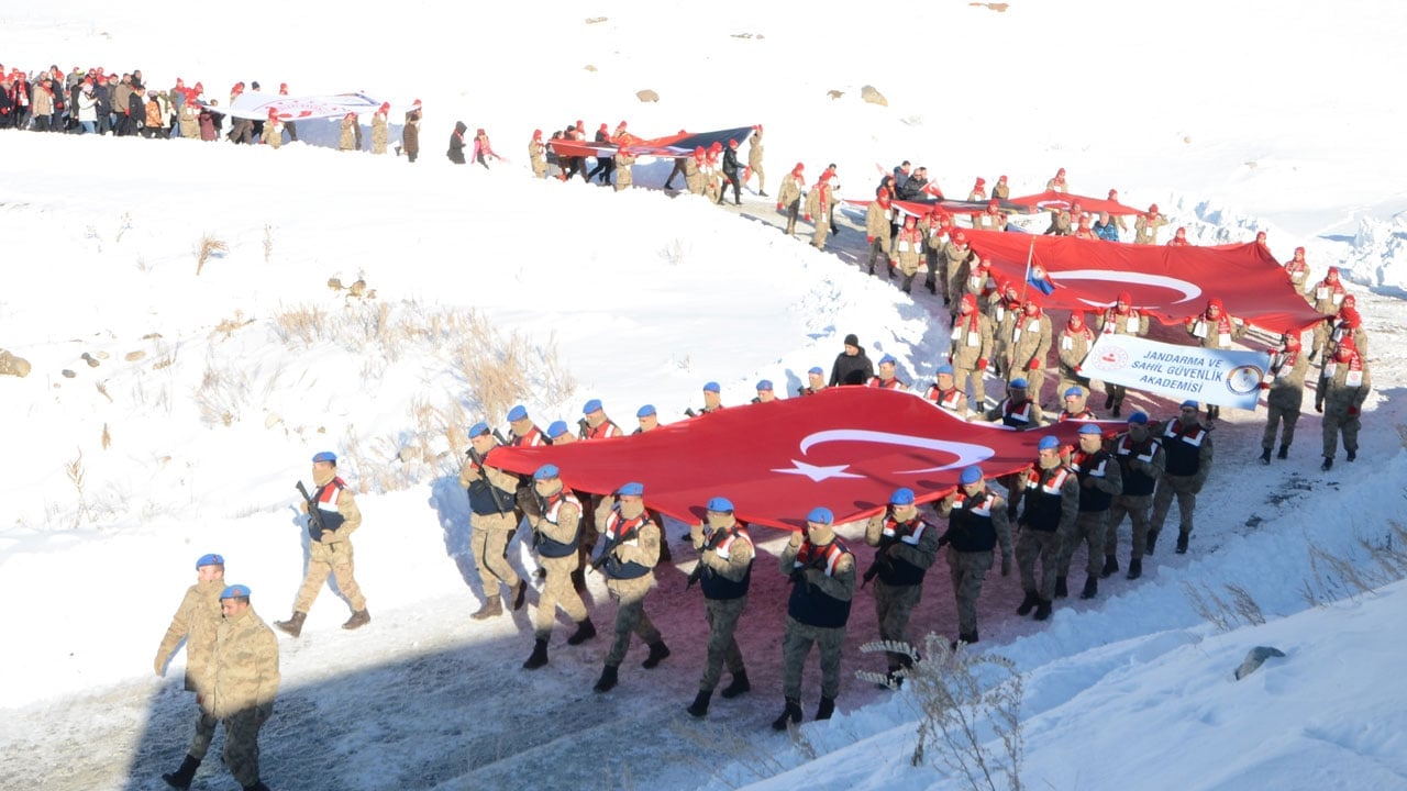 Türkiye, -17 derecede Sarıkamış'ta şehitleriyle yürüdü
